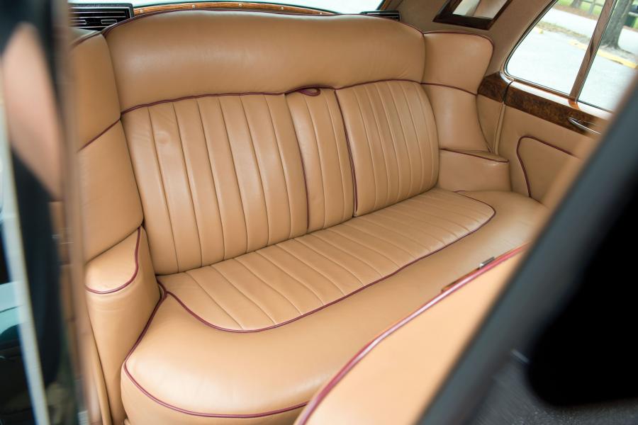 Интерьер Rolls-Royce Silver Cloud Saloon (II) 1959 года  (фото 4 из 11)